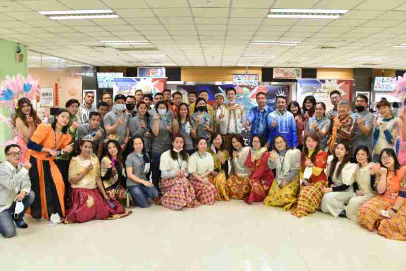 友達推動「安心、、創新、、、用心、、、同心、、盡心」五星職旅，，，為菲籍員工打造全方位照護，，，首度贏得「人權實踐與發展領袖獎」殊榮