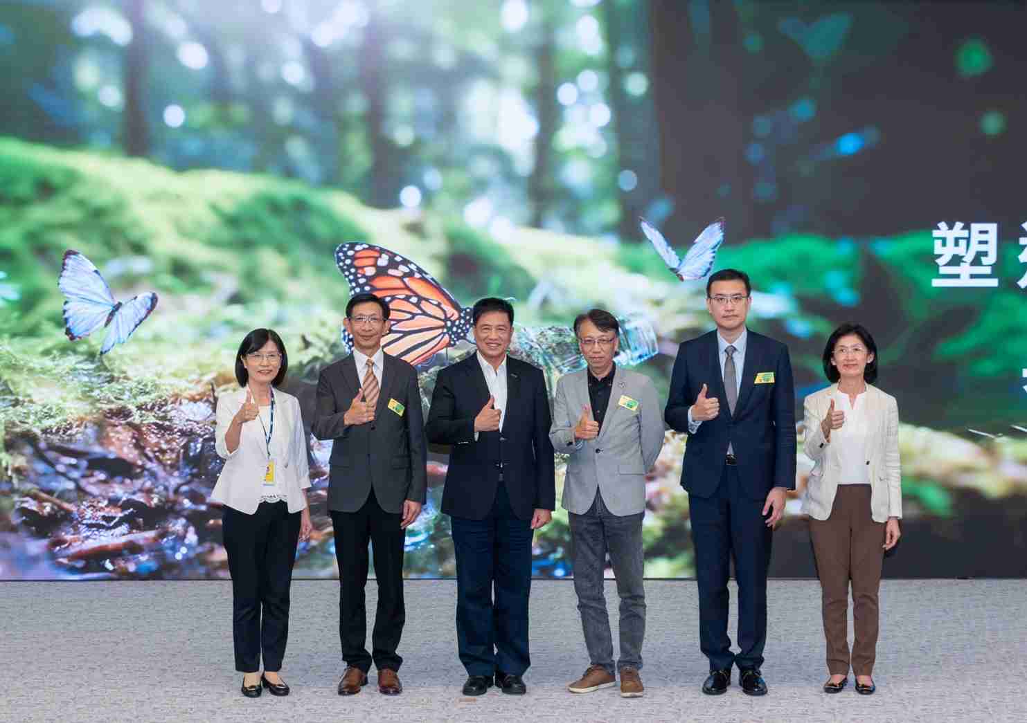 友達2023 CSR共榮大會，，，邀請領域專家分享交流生物多樣性管理趨勢、、、、無塑產品、、、海廢永續塑料等議題  （圖左到右：友達光電永續長古秀華、、3M台灣技術長陳君杰、、、、友達光電董事長暨集團策略長彭双浪、、光寶科技企業永續發展處處長陳慶暉、、、安永聯合會計師事務所執業會計師曾于哲、、、友達光電供應鏈總部副總經理吳宜芳）