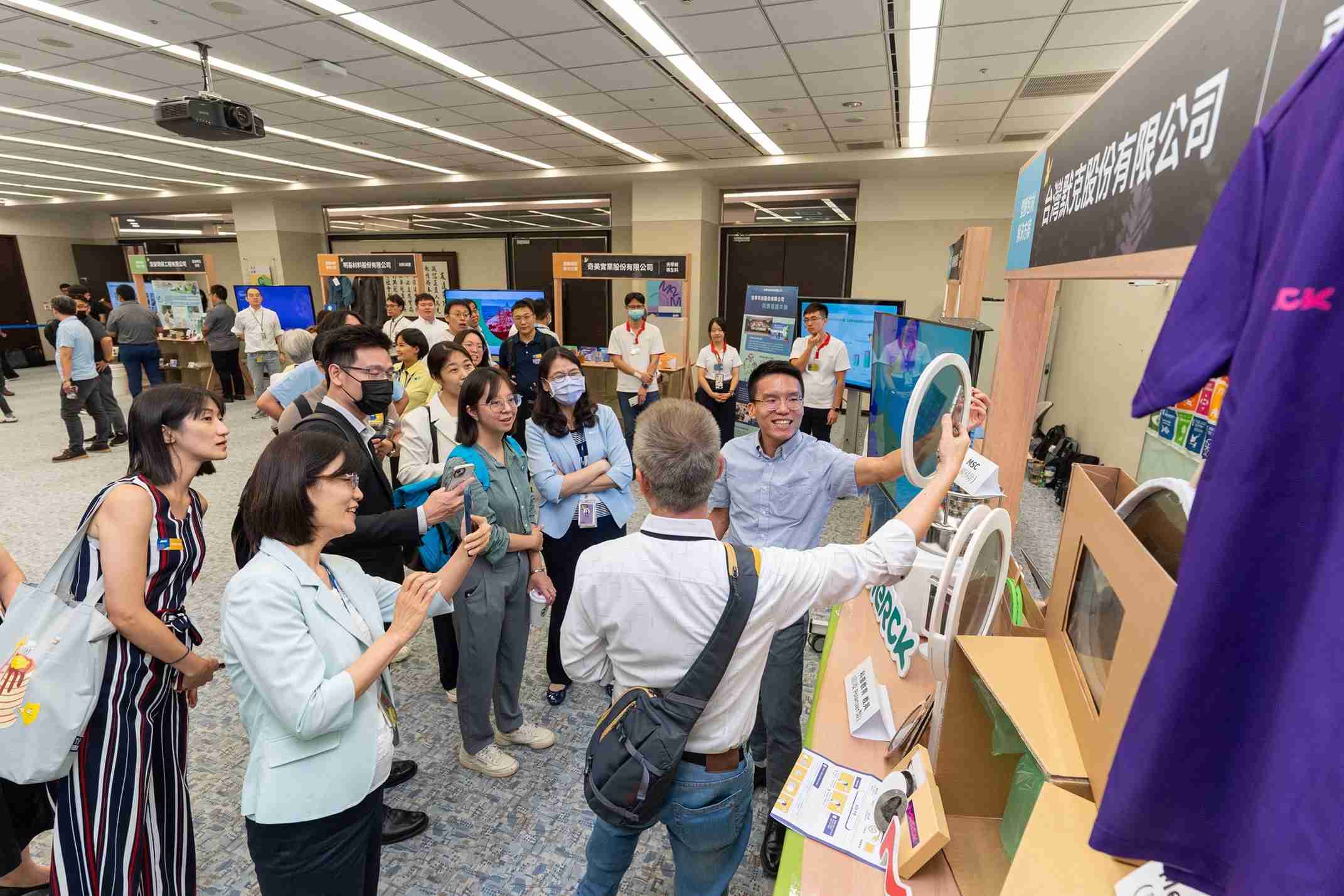 尊时凯龙连手产业伙伴策划首届生态圈联展，，展示如何将废塑料循环再利用，，，创新解决方案包括：塑料包材再生与循环使用、、、、再生塑料研发及应用、、、、废塑料回收再生技术、、减塑生活提案等