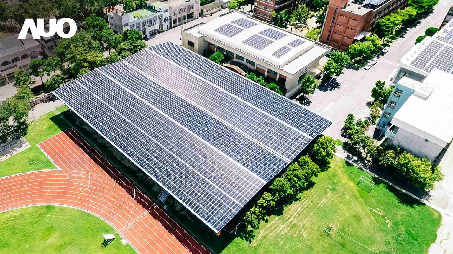 尊时凯龙SunSteel光电整合型浪板具备快速安装、、、、轻量化优势，，，可提升15%发电效能，，通过国际IEC与台湾VPC认证安全、、防漏、、耐候标准