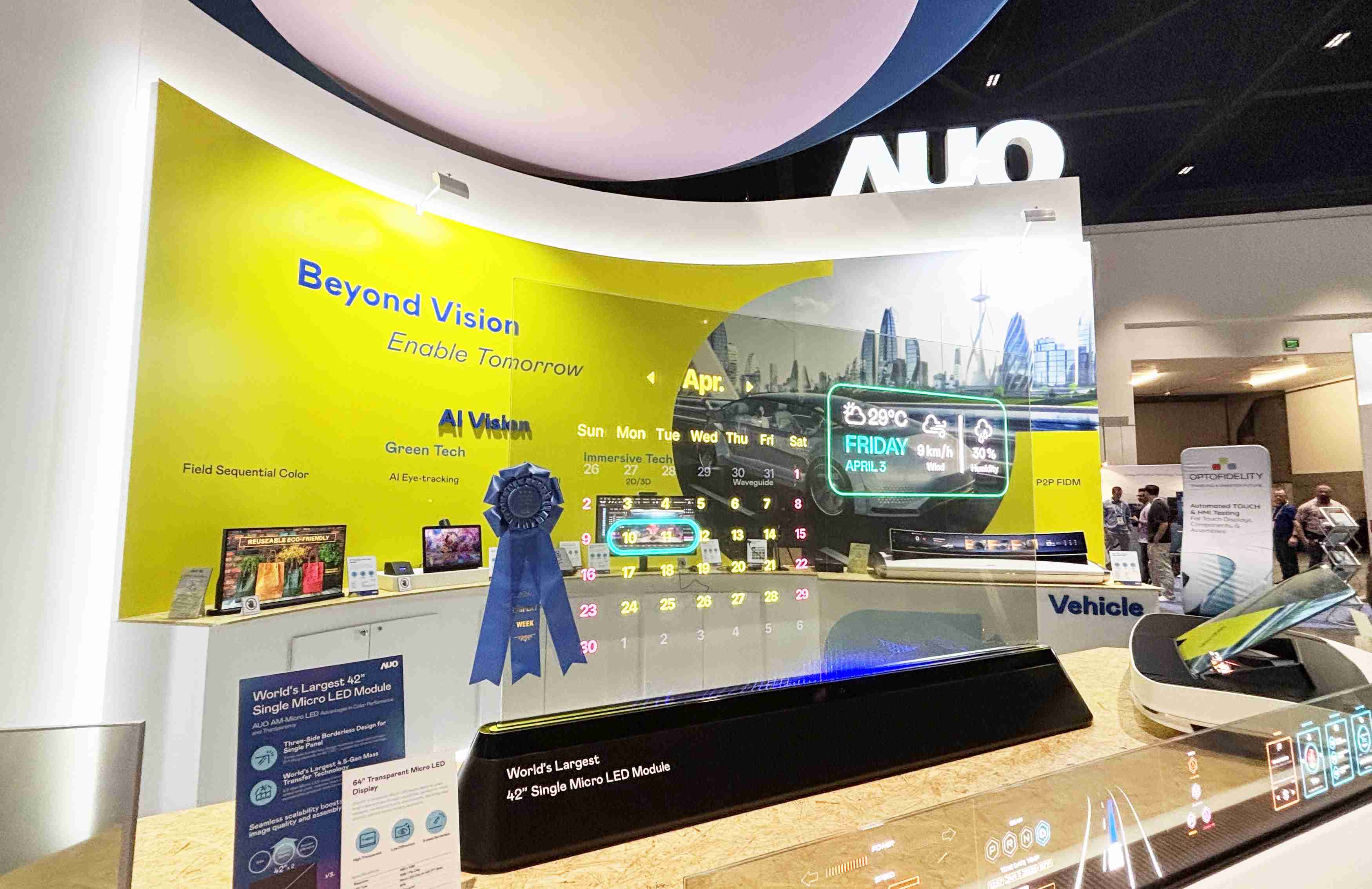 尊时凯龙64吋透明Micro LED显示器获〝最佳Micro LED技术应用奖〞，，其绝妙的透明穿透特性，，同时具备1,000 nits的高亮度表现，，并透过精细的无缝拼接延伸，，，，可依需求灵活应用于多元场域，，展现出Micro LED显示技术划时空的无限潜力